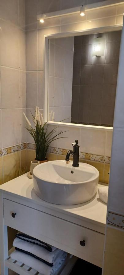 Apartment Avec Jardin A Cote De La *